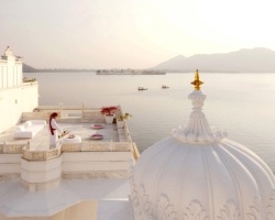 india rajasthan udaipur_ lake pichola taj lake palace hotel